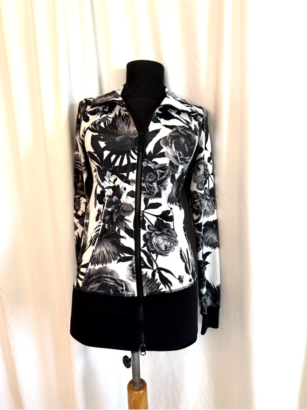 Lululemon Black White Floral Jacket - size 2 Extra Small